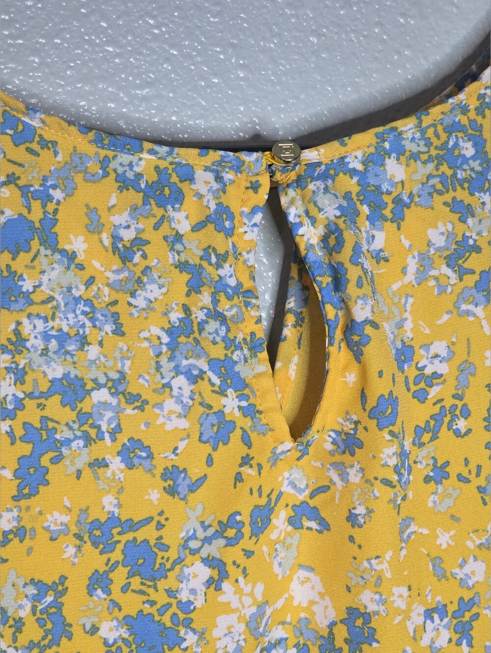Liz Claiborne-Yellow Floral Sleeveless Blouse with Gold Ring Detail – Size XL - Picture 5 of 8